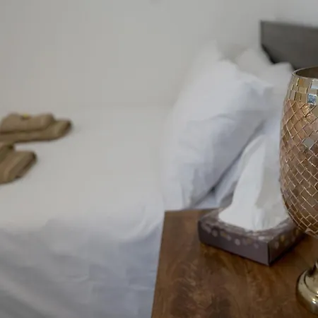 Luxury London House Sleeps 13, 2 Minutes To Metro-3